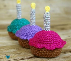 crochet amigurumi cupcakes with candles