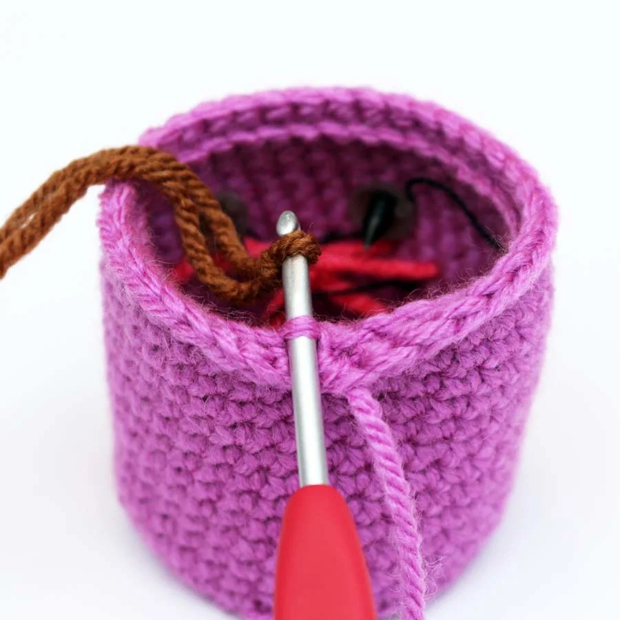 joining brown yarn into the cup