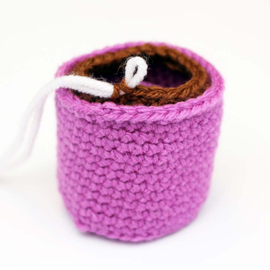 join white yarn to the hot chocolate cup